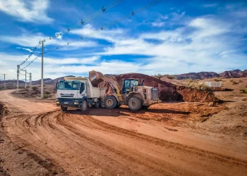 Minería solidaria: tras el temporal en Calingasta, Los Azules colabora en la reparación de los caminos afectados
