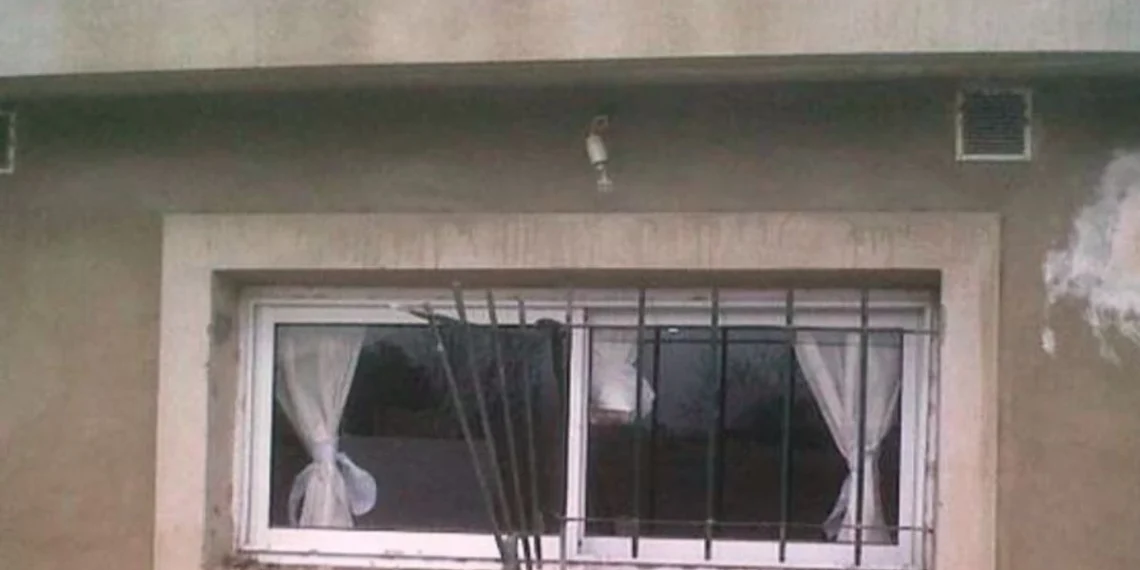 Inseguridad en Rawson: Boqueteros destrozaron una ventana y desvalijaron una distribuidora