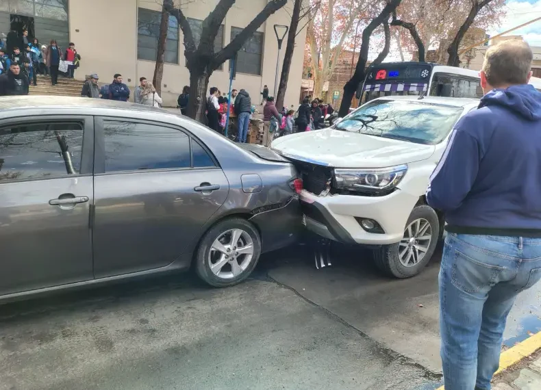 Caos en el microcentro: un violento choque múltiple en Avenida Libertador y Catamarca dejó dos heridos