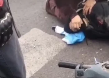 Siniestro vial en San Juan: un impactante choque entre un camión y una moto dejó a un conductor herido en Avenida Circunvalación