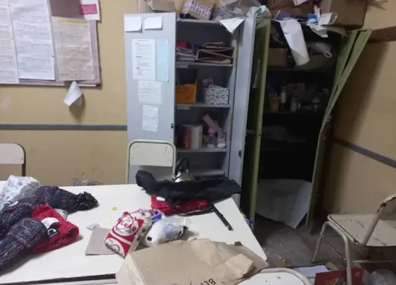 Indignación en Caucete: delincuentes robaron en una escuela y destrozaron los proyectos de los alumnos