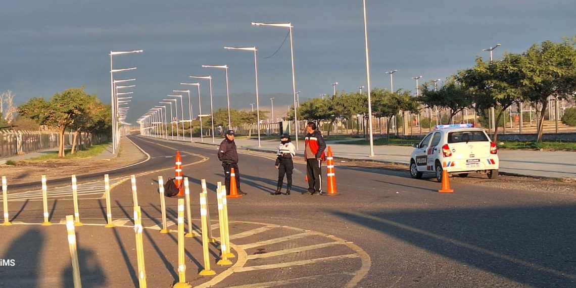 Misterio y conmoción en la Costanera: hallan el cuerpo de una mujer junto a una moto y un auto abandonado