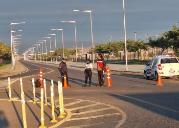 Misterio y conmoción en la Costanera: hallan el cuerpo de una mujer junto a una moto y un auto abandonado