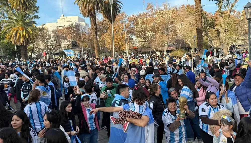 Festejos en la mira: 70 policías custodiarán la Plaza 25 y blindarán la Peatonal ante temor por desmanes