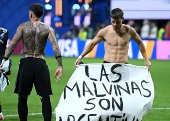 Escándalo tras el Mundial: la FIFA le abrió un expediente a la Selección Argentina por la bandera de Malvinas y la gresca ante España