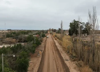 Nueva vía alternativa en Sarmiento: comienza la pavimentación para aliviar la Ruta 40