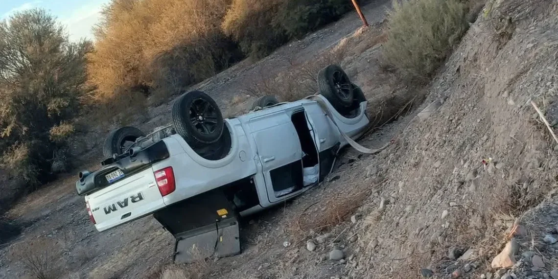 DE MILAGRO: VIOLENTO VUELCO DE UNA CAMIONETA EN EL INGRESO A ULLUM