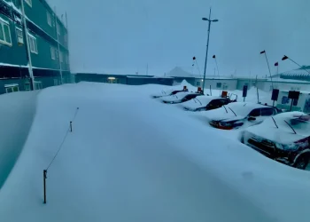 Postales del invierno extremo: El feroz temporal que cubrió por completo los vehículos y caminos de Veladero