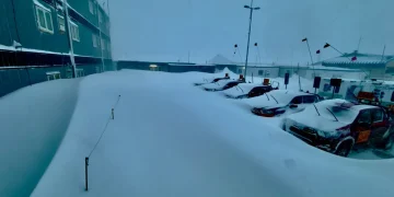 Postales del invierno extremo: El feroz temporal que cubrió por completo los vehículos y caminos de Veladero