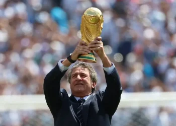 Emoción total: Mario Alberto Kempes volvió a levantar la Copa del Mundo antes de la gran final