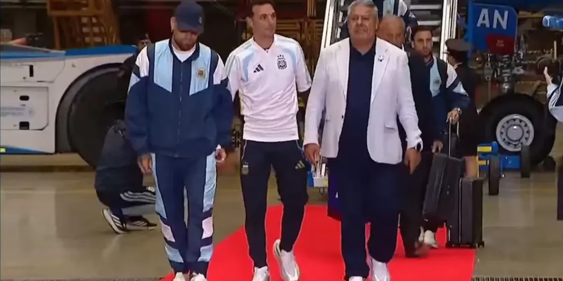 La Selección volvió al país: hubo recibimiento de los hinchas en Ezeiza pero sin caravana oficial