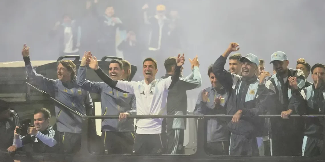 Héroes igual: emotiva bienvenida a la Selección Argentina en su regreso al país