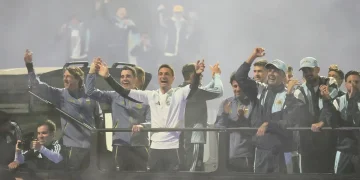 Héroes igual: emotiva bienvenida a la Selección Argentina en su regreso al país