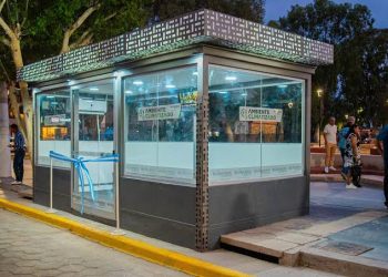 Dos menores robaron un televisor de una parada inteligente e intentaron escapar en bicicleta