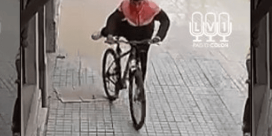 Quedaron registrados: captaron a dos jóvenes robando una bicicleta en pleno centro de Capital