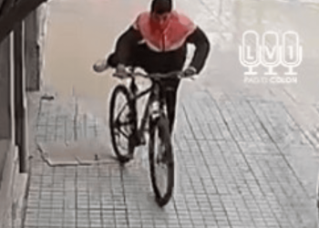 Quedaron registrados: captaron a dos jóvenes robando una bicicleta en pleno centro de Capital