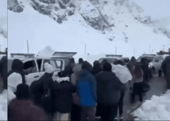 Evacuaron a decenas de personas varadas por el intenso temporal de nieve en la alta montaña