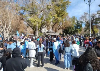 Descontrol en el corazón de San Juan: los festejos en la Plaza 25 de Mayo dejaron un saldo de 20 detenidos