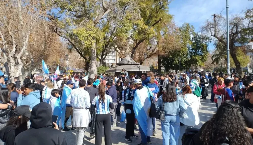 Descontrol en el corazón de San Juan: los festejos en la Plaza 25 de Mayo dejaron un saldo de 20 detenidos