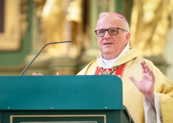 El secretario de Culto recibió al nuncio apostólico Michael Wallace Banach en medio de las expectativas por la visita del papa León XIV