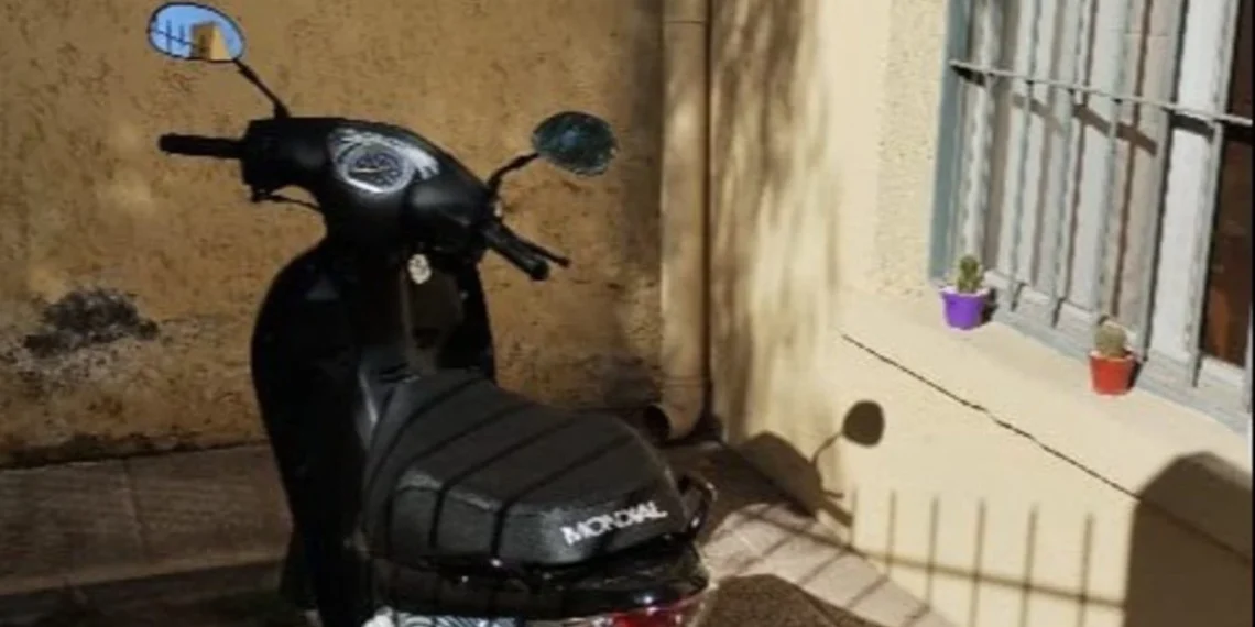 Insólito en Santa Lucía: robó una moto y la policía lo atrapó mientras intentaba desguazarla a fierrazos en la calle