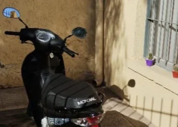 Insólito en Santa Lucía: robó una moto y la policía lo atrapó mientras intentaba desguazarla a fierrazos en la calle