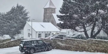 Ola de frío polar: en las Islas Malvinas reforzaron el despeje de rutas tras intensas nevadas
