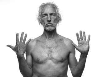 Boy Olmi llega a San Juan con «Boy»: el unipersonal íntimo que revoluciona la escena teatral argentina