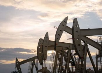 Escalada en Medio Oriente: el crudo se dispara tras nuevos ataques en el estratégico Estrecho de Ormuz