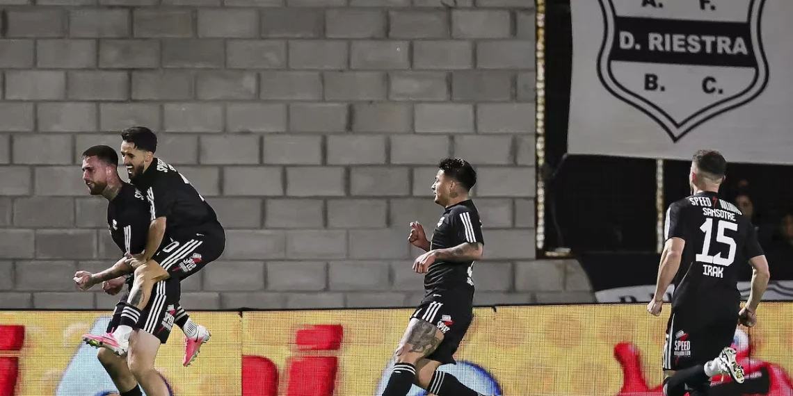 Papelón en el arranque: Boca fue goleado 3 a 0 por Riestra en un partido histórico en el Bajo Flores