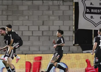 Papelón en el arranque: Boca fue goleado 3 a 0 por Riestra en un partido histórico en el Bajo Flores