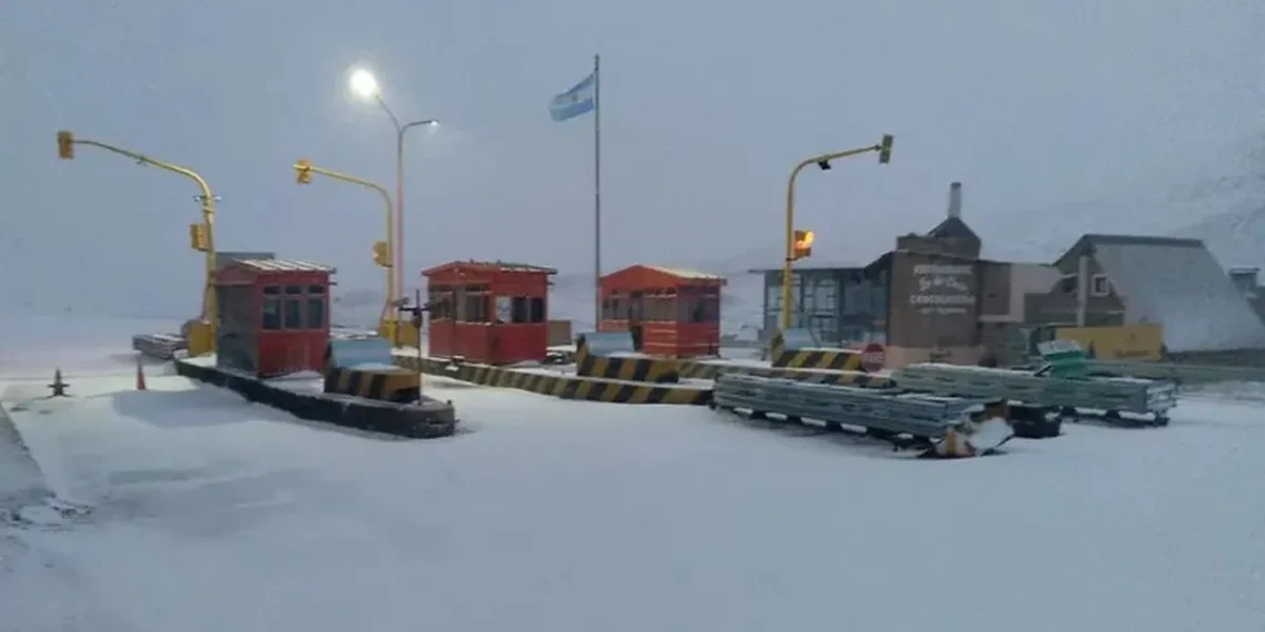 Alerta en la Cordillera: un fuerte temporal de nieve azota la alta montaña y el paso a Chile sigue cerrado por tiempo indeterminado