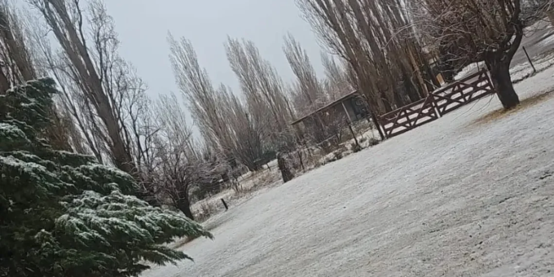 Nevada tiñó de blanco a Barreal e Iglesia bajo una alerta por frío extremo