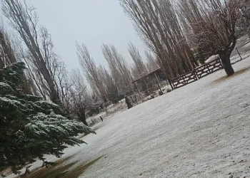 Nevada tiñó de blanco a Barreal e Iglesia bajo una alerta por frío extremo