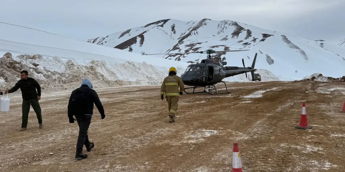 Alerta en la cordillera: Veladero inició la evacuación aérea preventiva de su personal por el temporal de nieve