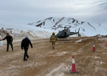 Alerta en la cordillera: Veladero inició la evacuación aérea preventiva de su personal por el temporal de nieve