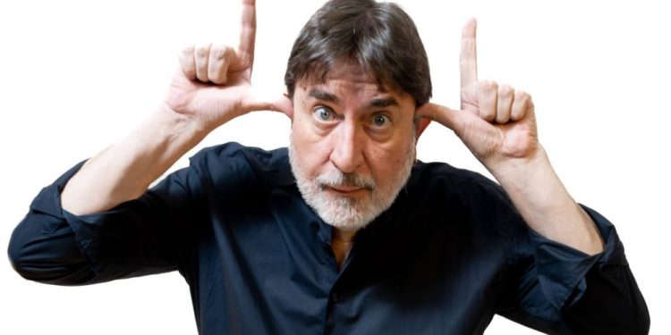 El Flaco Pailos llega a San Juan con su show sinfónico: humor, smoking y una orquesta en vivo en el Teatro Sarmiento