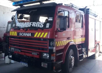 Dramático rescate en Angaco: un hombre en silla de ruedas y su pareja postrada sufrieron quemaduras tras un voraz incendio en su casa