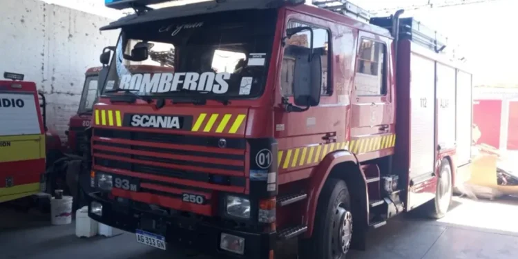 Dramático rescate en Angaco: un hombre en silla de ruedas y su pareja postrada sufrieron quemaduras tras un voraz incendio en su casa