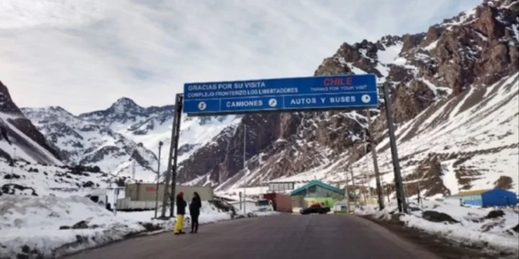 Complicada situación en Alta Montaña: el Paso Cristo Redentor cumple 20 días cerrado y hay miles de camioneros varados
