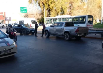 Fortísimo accidente en un complicado cruce de Capital provocó un gran caos de tránsito