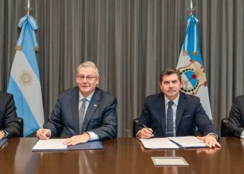 Gobernador Orrego anunció un «pacto de confianza» con Vicuña y anticipó US$ 250 millones para obras