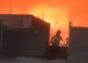 Voraz incendio en Albardón: hospitalizaron a dos niños, una embarazada y una anciana
