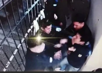 Violencia institucional en Concepción: filtraron el video donde un policía le da una feroz trompada a un preso esposado
