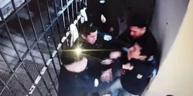 Violencia institucional en Concepción: filtraron el video donde un policía le da una feroz trompada a un preso esposado