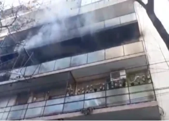 Incendio en un edificio lindero al departamento de Cristina Kirchner: dos personas fueron trasladadas