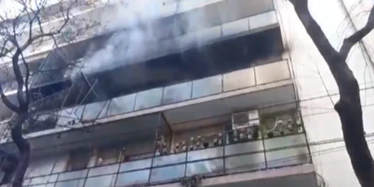 Incendio en un edificio lindero al departamento de Cristina Kirchner: dos personas fueron trasladadas