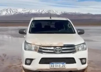 Escándalo ambiental en Calingasta: un turista mendocino hundió su camioneta en la Pampa del Leoncito y el municipio impulsará penas de cárcel