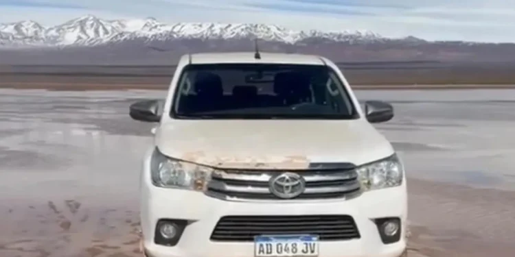 Escándalo ambiental en Calingasta: un turista mendocino hundió su camioneta en la Pampa del Leoncito y el municipio impulsará penas de cárcel