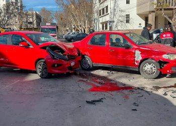 Fuerte choque a metros de Tribunales: dos vehículos colisionaron en Capital y una mujer fue hospitalizada